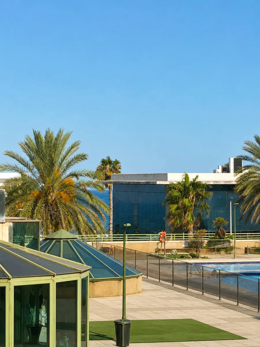 Piscina y terraza con vistas al mar